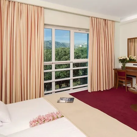 Royal Ariston מלון 5*